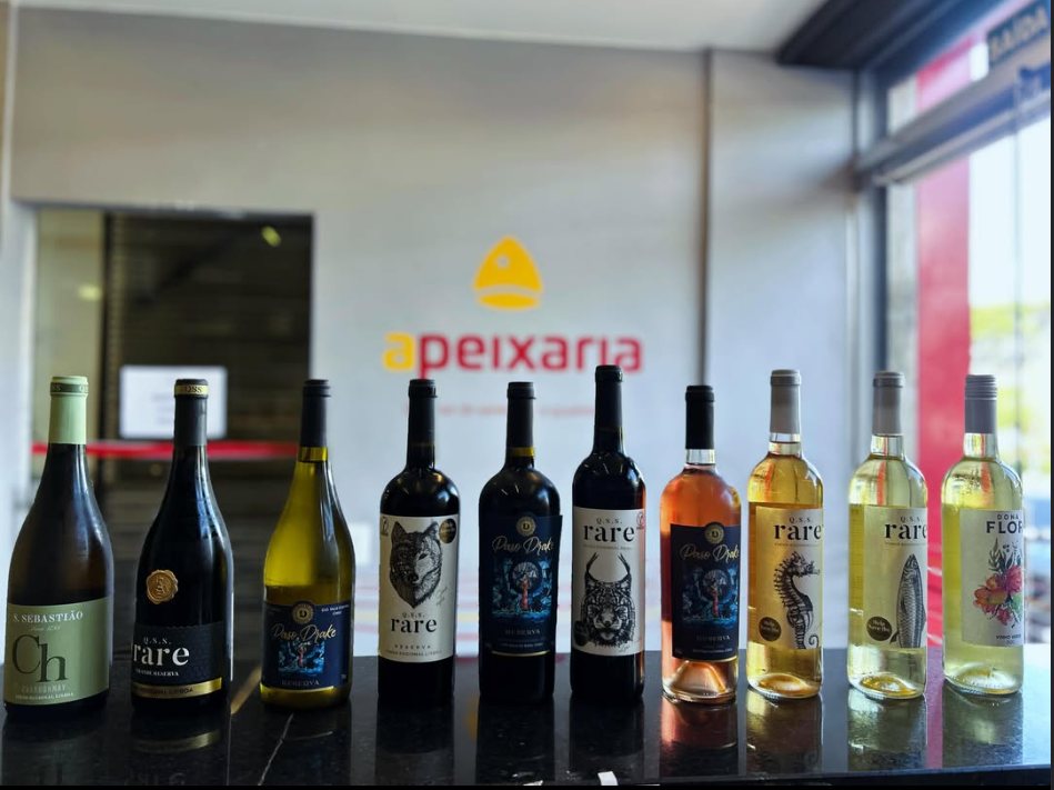 Seleção de vinhos da adega da A Peixaria com a marca ao fundo